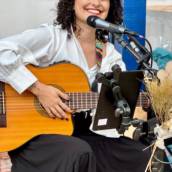 Apresentação ao vivo com voz e violão, perfeita para criar uma atmosfera leve e envolvente em eventos como casamentos, aniversários, confraternizações, jantares e encontros intimistas. Repertório variado e adaptado ao estilo de cada ocasião, trazendo emoção e proximidade através da música.