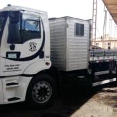 Caminhão com carroceria aberta