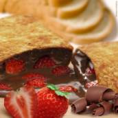 Pastel de chocolate com morango