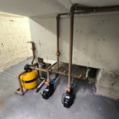 Executamos a instalação da casa de maquinas da piscina, como bombas, filtros, sistemas de tratamento (gerador de cloro ou gerador de ozônio). Tudo o que a sua piscina precisa para um bom funcionamento. 