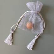 Bola de cedro  + saquinho de organza