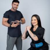 Treinamento físico de alta intensidade com eletroestimulação muscular (EMS), com duração média de 20 minutos, ideal para emagrecimento, fortalecimento muscular, melhora da flacidez e condicionamento físico. O programa também inclui acompanhamento profissional para reabilitação física, tratamento de dores na coluna e melhora da postura.
Na Integra Saúde, utilizamos tecnologias avançadas como a esteira Space Shape, indicada para potencializar o emagrecimento, melhorar a circulação, auxiliar no tratamento de lipedema, reduzir celulite e promover melhor condicionamento físico e saúde metabólica.