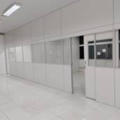 Painel de divisória Eucatex 1200 x 2110 x 35mm Branco Max
O painel de divisória Eucatex é uma excelente solução para uma montagem rápida e prática, pois não precisa de um acabamento e logo depois da instalação o ambiente já pode ser utilizado. Além disso o produto é fácil de montar e desmontar, dando assim versatilidade ao projeto. Outra vantagem é facilidade de limpeza, sendo necessário apenas um pano seco ou levemente umedecido.