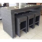 BALCÃO EM RATTAN SINTÉTICO COM TAMPO DE VIDRO + 6 BANCOS EM RATTAN