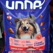 Níveis de Garantia
NÍVEIS DE GARANTIA
Umidade
Máx.
100 g/kg
10,0%
Proteína Bruta
Mín.
220 g/kg
22,0%
Extrato Etéreo
Mín.
100 g/kg
10,0%
Matéria Mineral
Máx.
80 g/kg
8,00%
Matéria Fibrosa
Máx.
40 g/kg
4,00%
Cálcio
Máx.
20 g/kg
2,00%
Cálcio
Mín.
8.500 mg/kg
0,85%
Fósforo
Mín.
8.000 mg/kg
0,80%
Sódio
Mín.
1.200 mg/kg
0,12%
Potássio
Mín.
5.000 mg/kg
0,50%
Ômega 6
Mín.
21 g/kg
2,10%
Ômega 3
Mín.
2.200 mg/kg
0,22%
Zinco Orgânico
Mín.
39 mg/kg
—
Energia Metabolizável
Mín.
3.500 kcal/kg
—
Composição Básica Qualitativa
Farinha de vísceras de aves, farinha de carne e osso de bovinos, grão de arroz, grão de milho, farelo de glúten de milho 21*, farelo de arroz, farelo de soja**, feijão bandinha***, óleo de aves, grão de linhaça, levedura de cerveja inativada desidratada, hidrolisado de fígado de aves, extrato de yucca (0,010%), zeólita (0,50%), cloreto de sódio (sal comum), cloreto de potássio, vitaminas (vitamina A, vitamina D3, vitamina E, vitamina K3, vitamina B1, vitamina B2, niacina, D-pantotenato de cálcio, vitamina B6, vitamina B9, biotina, vitamina B12, vitamina C, fosfatidilcolina), minerais (complexo zinco aminoácido, complexo ferro aminoácido, complexo cobre aminoácido, complexo manganês aminoácido, proteinato de selênio, sulfato de ferro, sulfato de cobre, sulfato de zinco, sulfato de manganês, iodato de cálcio, selenito de sódio), ácido propiônico, antioxidantes (BHA e BHT).

*Espécies doadoras do gene: Bacillus thuringiensis, Streptomyces viridochromogenes, Zea mays, Agrobacterium tumefaciens, Sphingobium herbicidovorans, Diabrotica frigifera, Thermococcales spp., Escherichia coli, Stenotrophomonas maltophilia, Dicosoma sp., Bacillus subtilis.

**Espécies doadoras do gene: Agrobacterium tumefaciens, Arabidopsis thaliana, Streptomyces viridochromogenes, Bacillus thuringiensis, Pseudomonas fluorescens, Zea mays, Delftia acidovorans, Stenotrophomonas maltophilia, Helianthus annus, s. higroscopikus, B.T. var Azawai, Kurstaaqui, Glycine max.

***Espécie doadora do gene: BGMV.

Enriquecimento
Vitamina A 13.000 UI, vitamina D3 1.200 UI, vitamina E 75 UI, vitamina K3 1,50 mg, vitamina B1 4,50 mg, vitamina B2 12 mg, vitamina B6 3 mg, vitamina B12 67 µg, vitamina C 40 mg, niacina 25 mg, fosfatidilcolina 4,68 mg, ácido pantotênico 22 mg, ácido fólico 0,40 mg, biotina 0,1 mg, cobre 11 mg, ferro 55 mg, iodo 1,7 mg, manganês 8,7 mg, selênio 0,45 mg, zinco 130 mg.

*Valores expressos em mínimos por kg do produto.

Indicações de Uso
Alimento completo indicado para cães adultos de porte pequeno e médio (a partir de 12 meses) e porte grande (a partir de 18 meses).

Modo de Usar
Siga a tabela abaixo de acordo com o porte e o peso do animal para saber a quantidade ideal diária indicada. Fracione o alimento em duas ou mais porções ao dia.

GUIA ALIMENTAR
RECOMENDAÇÃO DIÁRIA DE CONSUMO*
Porte
Peso do Animal(kg)
Quantidade Diária (g/dia)
Pequeno
1 a 5
30 a 100
6 a 10
115 a 169
Médio
11 a 17
181 a 251
18 a 25
262 a 335
Grande
26 a 35
345 a 432
36 a 50
441 a 564
*A necessidade energética de seu cão pode variar conforme o porte, raça, linhagem, sexo, temperamento e estilo de vida.