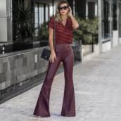 Calça Flare de Couro Eco c/ Nesga e Pespontos (Semelhante a Essa Disponível no Tamanho: 42/44).