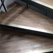 Escada revestida de Piso Vinílico 