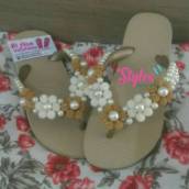 Chinelo Flores em perolas
