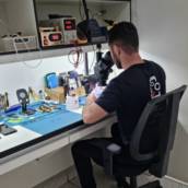 Troca de tela, troca de bateria, troca de conector de carga, banho químico, troca de vidro, reparo em placa, sistema Android e iOS, diagnóstico, etc.