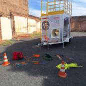 O Treinamento NR-33 com Simulador Real vai além da capacitação teórica. Nele, os trabalhadores são submetidos a exercícios práticos em um ambiente controlado e seguro, que reproduz as condições de um espaço confinado real: acesso restrito, baixa ventilação, uso de detectores de gases, sistemas de ventilação e técnicas de resgate.

Essa abordagem permite uma experiência prática intensa, fortalecendo a percepção de risco e garantindo que os participantes estejam preparados para atuar em situações do dia a dia.

Objetivos

Atender às exigências da NR-33 (Segurança em Espaços Confinados).
Proporcionar experiência prática em condições realistas de operação.
Ensinar o uso correto de equipamentos de monitoramento, ventilação e resgate.
Capacitar trabalhadores, vigias e supervisores para atuar com confiança e segurança.
Treinar resposta rápida em emergências dentro do espaço confinado.