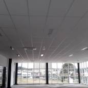 O forro mineral é um revestimento modular e removível, composto por fibras minerais (calcário, argila, perlita), ideal para ambientes comerciais, corporativos e hospitalares que exigem alto conforto acústico, isolamento térmico e resistência ao fogo. Leve e resistente à umidade, proporciona absorção sonora de até 45 dB e fácil acesso ao plenum.