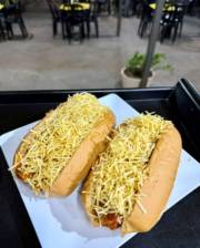 PÃO DE HOTDOG, SALSICHA FRANKFURT BERNA, FRALDINHA DESFIADA EM MOLHO, BACON, QUEIJO CHEDDAR, KATCHUP, MAIONESE, MOSTARDA E BATATA PALHA