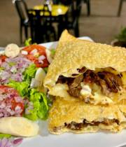 TIRAS DE PICANHA, QUEIJO MUSSARELA E CATUPIRY ORIGINAL. ACOMPANHA SALADA COM ALFACE, TOMATE, CEBOLA ROXA E PALMITO, E TEMPERO DA CASA.