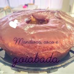 Bolo de Mandioca com Coco e Goiabada 