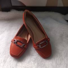 Sapatilha Alaranjada com fivela 