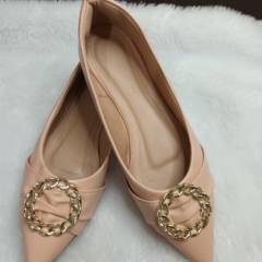 Sapatilha Bege - bico fino com detalhe em dourado