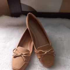 Sapatilha bege laço discreto 