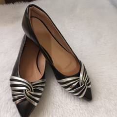 Sapatilha Preta - bico fino com detalhes em prata 