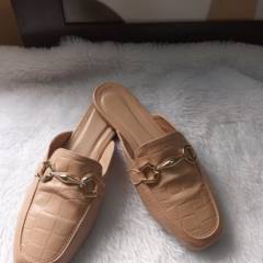 Mule bege - detalhe em dourado 