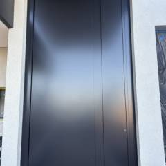 Porta Grande de ACM Preto – VerticalGlass Esquadrias de Alumínio e Vidros em Lençóis Paulista, SP