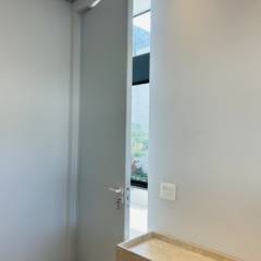 Porta Interna de ACM Branca – VerticalGlass Esquadrias de Alumínio e Vidros em Lençóis Paulista, SP