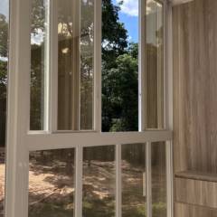 Janela de Correr 4 Folhas com Vidros Fixos nas Laterais e no Peitoril