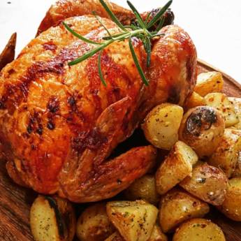 Comprar o produto de Frango assado com farofa e batata rústica em Frango em Botucatu, SP por Solutudo