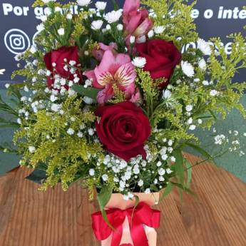 Comprar o produto de Romantic de Flores  em Floriculturas em Foz do Iguaçu, PR por Solutudo