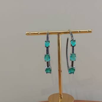 Comprar o produto de Brinco argolas grandes e finas c/ pedra verde bijuteria - AcBu em Roupas e Acessórios em Botucatu, SP por Solutudo