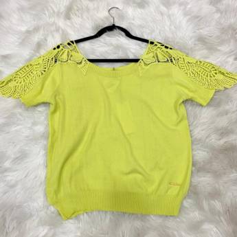 Comprar o produto de Blusa trico guipir amarelo neon - Absolutti em Roupas e Acessórios em Botucatu, SP por Solutudo