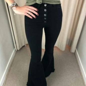 Comprar o produto de Calça Flare Black de Sarja c/ Botões ( Semelhante a essa Disponível no Tamanho: 34) em Calças em Bauru, SP por Solutudo
