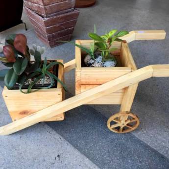 Comprar o produto de Floreira Carriola Madeira em Decoração em São Carlos, SP por Solutudo