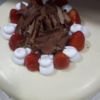 Comprar o produto de Bolo de Morango com 2 Camadas de Recheio Branco em Bolos e Doces em Joinville, SC por Solutudo