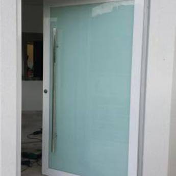 Comprar o produto de Porta com acabamento em alumínio em Casa, Móveis e Decoração em Mineiros, GO por Solutudo