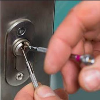 Comprar o produto de Abertura residencial em Chaveiros em Várzea da Palma, MG por Solutudo