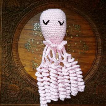Comprar o produto de Polvo Rosa Bebê Amigurumi (naninha)  em A Classificar em Marília, SP por Solutudo