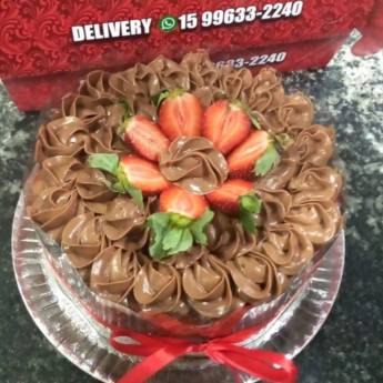 Comprar o produto de Bolo Especial Trufado com Morangos  em Bolos em Boituva, SP por Solutudo