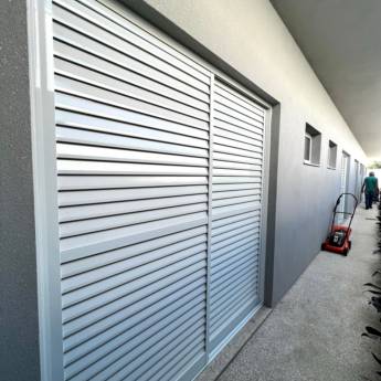 Comprar o produto de Esquadrias de Alumínio com Veneziana Suprema – Cor Branca em Santa Bárbara Resort Residence – Elegância e Conforto em Cada Detalhe em Esquadrias em Santa Bárbara Resort Residence, SP por Solutudo