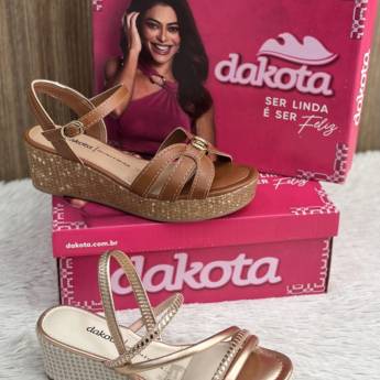 Comprar o produto de Sandália anabela Dakota em A Classificar pela empresa Lojas Dom Flavittos em Uberlândia, MG por Solutudo