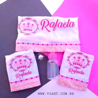 Comprar o produto de Kit de Fraldinhas para Menina (2 Babete + 1 Ombro) - Coroa em Fraldas e Bolsas de Bebê em Jundiaí, SP por Solutudo