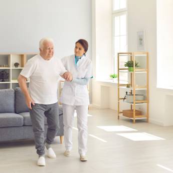 Comprar o produto de Moça pra cuidar de idosos em Bauru em Enfermeiros e Cuidadores em Bauru, SP por Solutudo