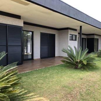 Comprar o produto de Esquadrias de Alumínio com Veneziana Suprema – Preto Fosco em Santa Bárbara Resort Residence – Design, Controle e Durabilidade em Esquadrias em Santa Bárbara Resort Residence, SP por Solutudo