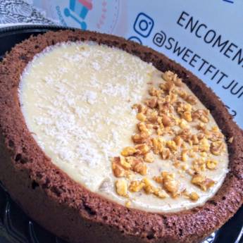 Comprar o produto de Bolo funcional de cacau com cobertura meio prestigio/meio nozes em Outros Doces em Jundiaí, SP por Solutudo