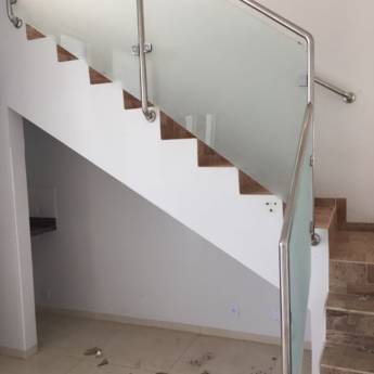 Comprar o produto de Guarda corpo de vidro com acabamento em alumínio em Casa, Móveis e Decoração em Mineiros, GO por Solutudo