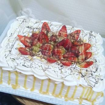 Comprar o produto de Bolo para festa doce de leite com morango tamanho 2 kg.  em A Classificar em Bauru, SP por Solutudo