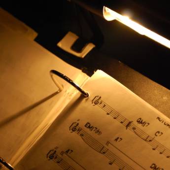 Comprar o produto de Composição Musical (poesia e música) em Escolas de Música em Aracaju, SE por Solutudo