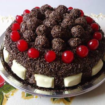 Comprar o produto de Bolo de brigadeiro com cereja em Alimentos e Bebidas em Jaú, SP por Solutudo
