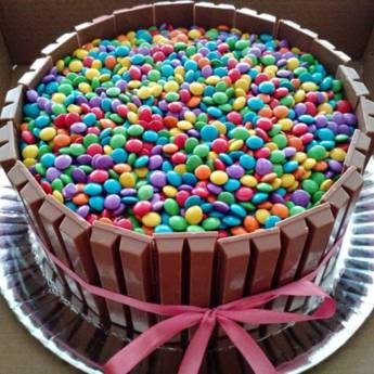 Comprar o produto de Bolo branco com recheio de brigadeiro de leite ninho, envolto por kit kat e coberto com confetes!! em Alimentos e Bebidas em Bauru, SP por Solutudo