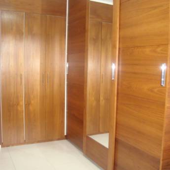 Comprar o produto de Móvel em madeira de freijó, com portas de correr sendo uma espelhada em Casa, Móveis e Decoração em Assis, SP por Solutudo