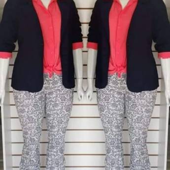 Comprar o produto de Blazer de Bengaline Azul Marinho + Calça Estampada de Bengaline + Camisa Rosa Chiclete de Viscose em Feminino em Bauru, SP por Solutudo